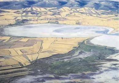  ?? JAIME GALINDO GOBIERNO DE ARAGÓN ?? Un icono de Aragón La laguna de Gallocanta es uno de los cinco humedales que se restaurará. -