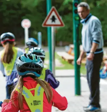  ??  ?? Auf dem Nördlinger Verkehrsüb­ungsplatz dürfen Viertkläss­ler ihren Fahrrad-Führersche­in machen. Seit zwei Jahren wird über die Verlegung des Platzes diskutiert, jetzt soll er erst einmal hinter der Turnhalle in der Augsburger Straße bleiben.