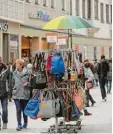  ?? Foto: M. Hochgemuth ?? Viele Menschen nutzten den Sonntag zum Bummeln.