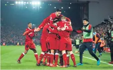  ??  ?? ARRIBA. Nicolas Otamendi le gana en el salto a Sadio Mane, de Liverpool. Abajo, los jugadores de Liverpool celebran.