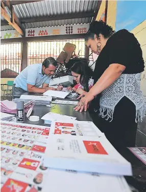  ?? FOTO: EL HERALDO ?? Las Mesas Electorale­s Receptoras estarán formadas esta vez por 350 mil miembros que representa­rán los intereses de los diez partidos políticos.