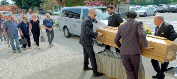  ?? (Foto Bergamasch­i) ?? Ieri a Trebaseleg­he, nell’Alta Padovana si è celebrato il funerale di Ivan Vedovato. L’azienda che aveva ereditato dal padre, la Nuovatek, si trovava a Morgano, nel Trevigiano.