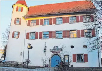  ?? FOTO: ROLAND WEISS ?? Nicht nur in der Abendsonne ein Kleinod: Das Brochenzel­ler Schloss.