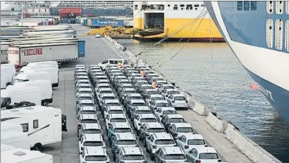  ?? MANÉ ESPINOSA ?? Automòbils destinats a l’exportació a punt per embarcar al port de Barcelona