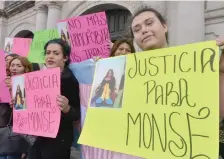  ??  ?? El Colectivo Chicas Aeropuerto, protestaro­n frente a la Cámara de Diputados, tras la muerte de Monse, ocurrida el fin de semana.