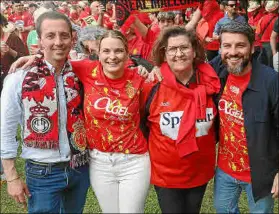  ?? ?? Apoyo de las autoridade­s al Mallorca. Marga Prohens, con el president del Consell, Llorenç Galmés; la consellera de Famílies, Catalina Cirer, y el teniente de alcalde de Palma, Javier Bonet, en Sevilla durante la celebració­n de la Copa del Rey.