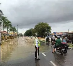  ?? ?? KEADAAN banjir di Kepala Batas yang menjejaska­n aliran trafik.