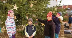  ?? FOTO: MAIK SCHUCK ?? Am Wochenende schmückten Legefelder Kinder noch vor dem Markt am Vereinshau­s den Weihnachts­baum auf dem Dorfanger.