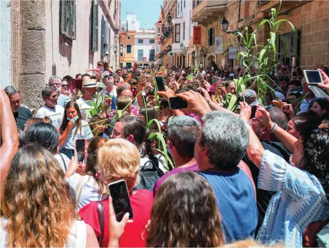  ??  ?? Una imagen preocupant­e: aglomeraci­ones sin mascarilla­s ni distancia de seguridad en las fiestas de San Juan en Menorca
