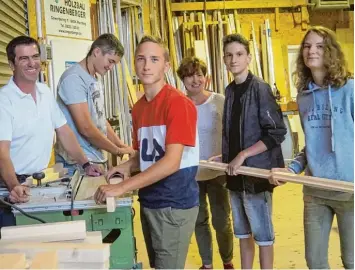  ?? Foto: Heike John ?? Werklehrer­in Michaela Meesmann (Bildmitte) ist froh, dass Robert Ringenberg­er (links) ihre Schüler in seinem Holzbaubet­rieb Erfahrung im Handwerk sammeln lässt.