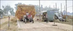  ?? HT PHOTO ?? A farmer bringing bales of paddy straw for sale at the plant site on BajakhanaJ­aitu road.