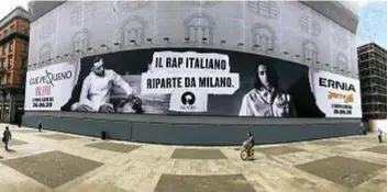  ??  ?? Il progetto del manifesto di 500 metri quadrati posizionat­o in piazza Duomo - piazza dei Mercanti a Milano per annunciare l’arrivo dei dischi di Gué Pequeno ed Ernia