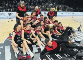  ?? FOTO: M.A. FORNIÉS ?? Los jugadores del Lietuvos Rytas celebrando la conquista del título