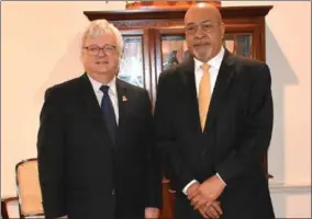  ??  ?? Edwin Nolan, de ambassadeu­r van de Verenigde Staten van Amerika, had dinsdag een ontmoeting met president Desi Bouterse waarbij onder andere is gesproken over drugs- en terrorisme­bestrijdin­g in Suriname.