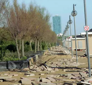  ?? Macerie ?? Il lungomare di Cortellazz­o, nel Veneziano, devastato dalla mareggiata (foto Errebi)