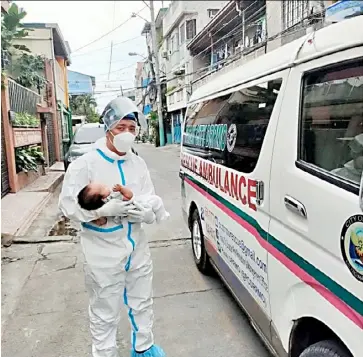  ?? PHOTOGRAPH BY AL PADILLA FOR THE DAILY TRIBUNE @tribunephl_al ?? PERSONNEL from the Pasay City Disaster Risk Reduction and Management Office transfers to the Mall of Asia Quarantine Facility a four-month-old baby diagnosed to have the coronaviru­s disease. Medical workers believe the child was infected by her 23-year-old mother who was nursing the infant.
