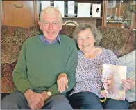  ?? 50_c32diamond­01 ?? Duncan and Jean Shaw, with the card they received from the Queen.