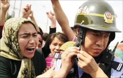  ??  ?? Uygurlar: çinli memurlar evimize geldiğinde dinimizi yaşayamaz, namaz kılamazdık. İhbar ederlerdi.