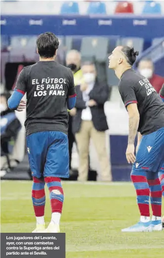  ??  ?? Los jugadores del Levante, ayer, con unas camisetas contra la Superliga antes del partido ante el Sevilla.