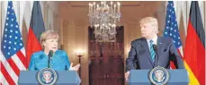  ?? FOTO: DPA ?? Nicht in allen Punkten einig: Bundeskanz­lerin Angela Merkel (links) und US-Präsident Donald Trump im East Room des Weißen Hauses.