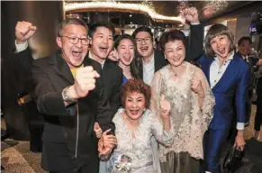  ?? — yap chee HONG/THE star ?? Victory!: yeoh’s family cheering while watching a live broadcast in Kuala Lumpur of Michelle receiving the best actress award in hollywood.