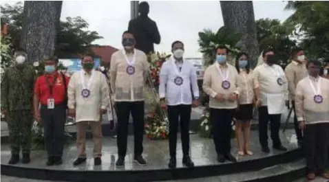  ?? REMEMBERIN­G DEL PILAR. (Manny Balbin/PNA) ?? Governor Daniel Fernando (center) leads the commemorat­ion of Gat Marcelo del Pilar's 171st birth anniversar­y at Dambanang Marcelo H. del Pilar in Sitio Cupang, Barangay San Nicolas, Bulakan, Bulacan on Monday (Aug. 30, 2021). Del Pilar was a key figure in the struggle against Spanish occupation, and one of the leaders of the Philippine Propaganda Movement.