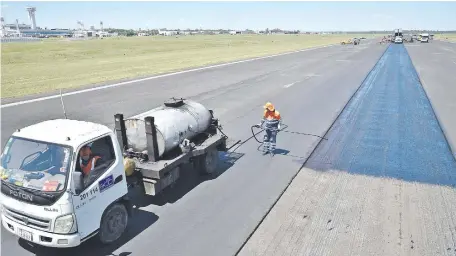  ??  ?? Actualment­e el consorcio Constructo­ra Asunción y Asociados trabaja en la reparación de la pista del aeropuerto Silvio Pettirossi.