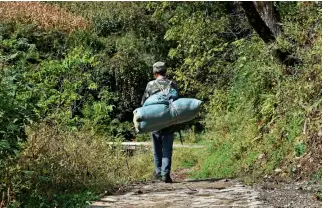  ?? Yu Xiangjun ?? Yu Jianhu se dirige a la montaña cargando la comida favorita de los monos.