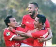  ?? IPUNK PURWANTO/MALANG POST ?? HAJAR: Striker Persija Rudy Widodo (kanan) merayakan gol yang dicetaknya ke gawang Persiba di Stadion Gajayana, Malang (16/4).