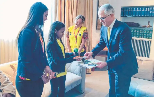  ?? Picture: SUPPLIED ?? MAKING THEIR PITCH: Prime Minister Malcolm Turnbull receives a gift from Cairns West State School student Afaleah Kennell as deputy principal Cathy Nixon and mentor Jessica Fatnowna look on.