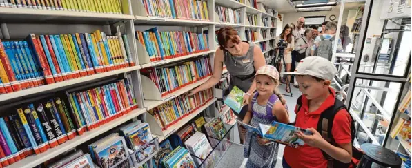  ?? Archivfoto: Anne Wall ?? Im September 2016, als dieses Bild entstand, wurde der neue Bücherbus offiziell eingeweiht. Jetzt, gut ein halbes Jahr später, ist das Fahrzeug kaputt. Es wird wohl länger nicht eingesetzt werden können. Für viele Augs burger ist dies ein großer Verlust.