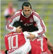  ?? FOTO: REUTERS ?? Ganz oben: Hasan Salihamidz­ic zur aktiven Zeiten bei den Bayern mit Mehmet Scholl (7) und Roy Makaay.