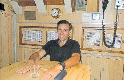  ??  ?? Sin uniforme. Una imagen de Enrique Balbi en una embarcació­n. Es submarinis­ta como fue el padre.