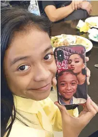  ??  ?? Kiefer and his ‘selfie’ photo with Ariana Grande as wallpaper of his cellphone