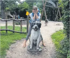  ?? FOTO: KEYBACH ?? Isnys Marketing-Geschäftsf­ührerin Bianca Keybach auf einem Spielplatz im Park Bostalsee.