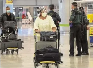  ?? ISABEL PERMUY ?? Controles en el aeródromo de Madrid por la llegada de turistas