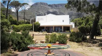  ?? ARMAND HOUGH African News Agency (ANA) ?? The Vredehoek community will oppose the demolition of Deer Park Cafe earmarked for a proposed four-storey developmen­t. |