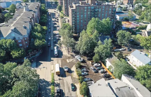  ?? Patrick Sikes / For Hearst Connecticu­t Media ?? Street sweepers clear debris along Washington and Linden Place in Stamford after Ida dumped nearly 7 inches of rain on the area.