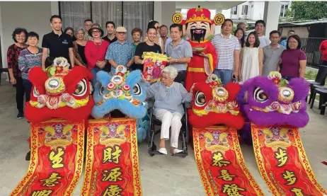  ?? ?? Tay (sixth right) and staff members of Radium Properties in a photo call with other invited guests at the opening of Lotus Residence show units.