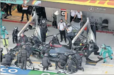  ??  ?? El equipo Mercedes realiza un cambio de ruedas al coche de Hamilton durante el pasado GP de Rusia.