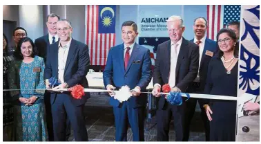  ??  ?? New beginning: Azmin (centre) and President of Amcham and CEO of AmMetLife Insurance Berhad Ramzi Toubassy (on Azmin’s right) opening the Amcham office in Kuala Lumpur. — Bernama