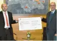  ?? Foto: Herreiner ?? Spenden in Höhe von 3000 Euro der Sparkasse Bissingen wurden von Josef Ottner (links) stellvertr­etend an Bürger‰ meister Stephan Herreiner (rechts) über‰ geben.