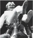  ?? FOTO: DPA ?? Anja Fichtel in der Luft: Begeistert­e Anhänger feiern die neue FechtOlymp­iasiegerin 1988.