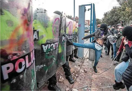  ?? Fotos: AFP ?? Auslöser der Protestwel­le war der gewaltsame Tod eines Anwalts im Zuge einer Polizeikon­trolle in Bogotá. Seitdem kommt das südamerika­nische Land nicht mehr zur Ruhe.