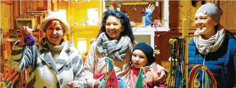  ?? Foto: Ursula Katharina Balken ?? Handgemach­te kleine und praktische Geschenke sowie Kinderbekl­eidung boten auf dem Adventsmar­kt in Vöhringen Patricia Lamers (rechts) und Simone Uhl an, und fanden interessie­rte Kunden.