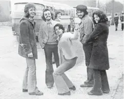  ??  ?? Lange Haare waren Pflicht: Michael Szentei (2. v. l.) mit Freunden in der 1970er Jahren.