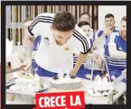  ??  ?? CRECE LA PRESIÓN Lionel Messi llegó a los 31 años lleno de mucha tensión, pero comoquiera sopló velas en la cena del equipo.
