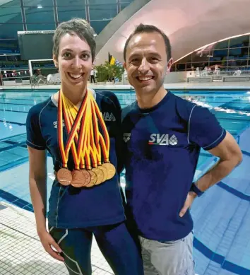  ?? Foto: Reißner ?? Über sieben Medaillen – darunter gleich vier goldene – freute sich die Friedberge­rin Nadine Bender bei den deutschen MastersMei­sterschaft­en gemeinsam mit ihrem Trainer Christian Reißner.