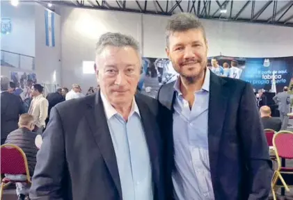  ??  ?? Para la foto.
Segura y Tinelli, ayer a la tarde, en la primera de las dos Asambleas que se realizaron en Ezeiza.