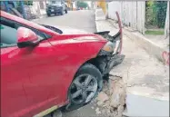  ?? ?? El impacto de un auto contra una acera, ayer en la calle 44 entre 41 y 43 de la colonia 8 Calles, debido al estallido de una llanta del automotor